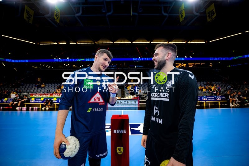 Spieler im Gespräch mit Ball