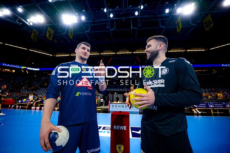 Spieler im Gespräch mit Ball