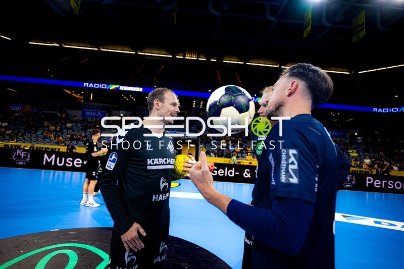 Spieler prellen den Ball