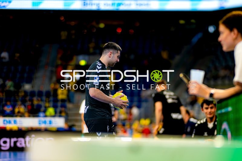 Spieler prellt Handball