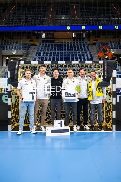 Team präsentiert Produkte vor Tor