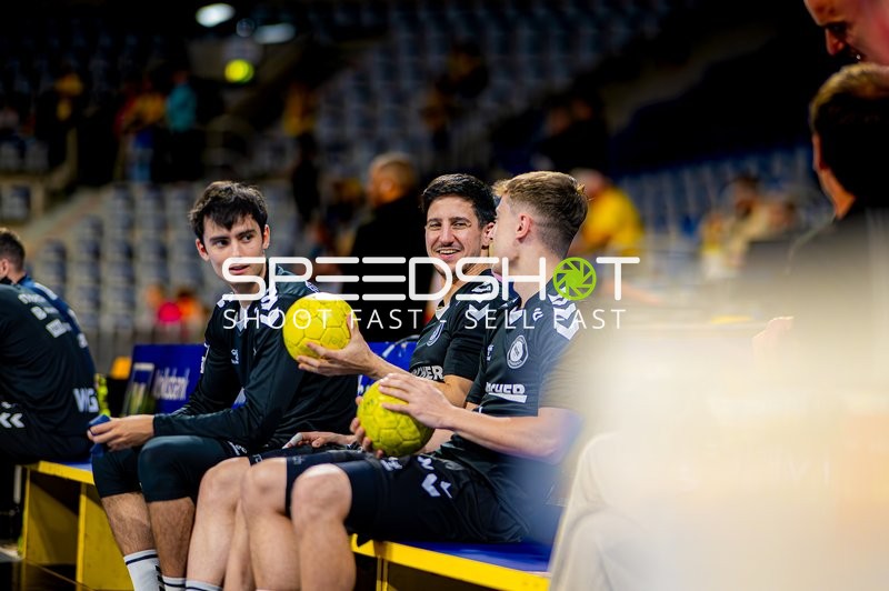 Spieler auf der Bank mit Ball