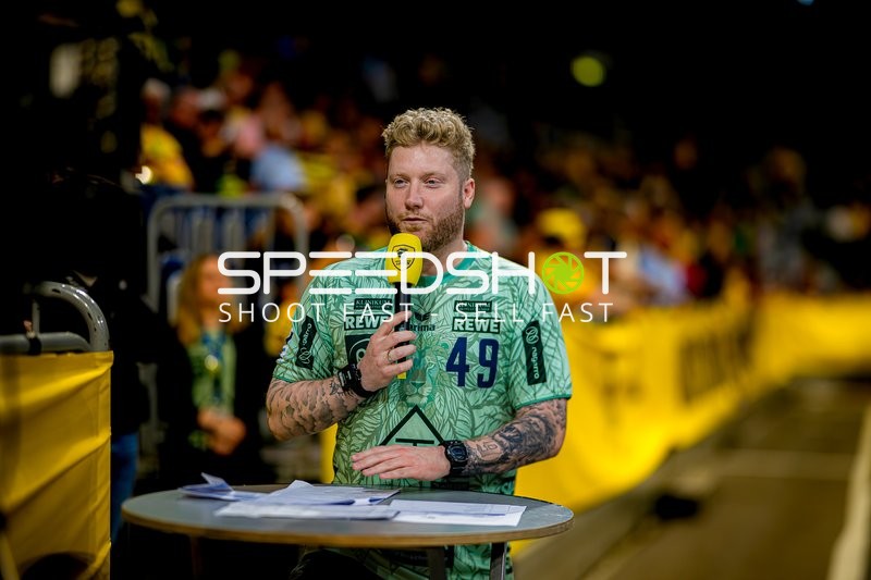 Moderator spricht ins Mikrofon