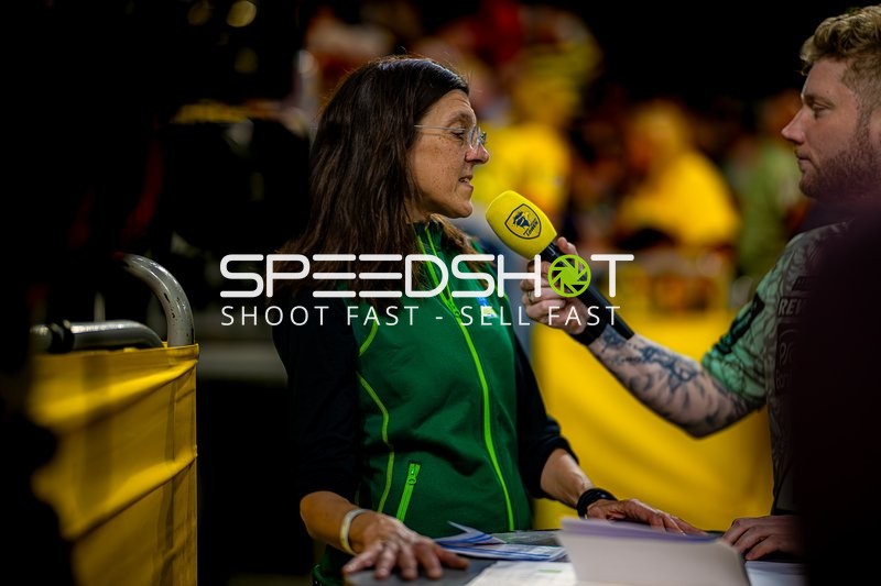 Interview-Szene mit Moderatorin