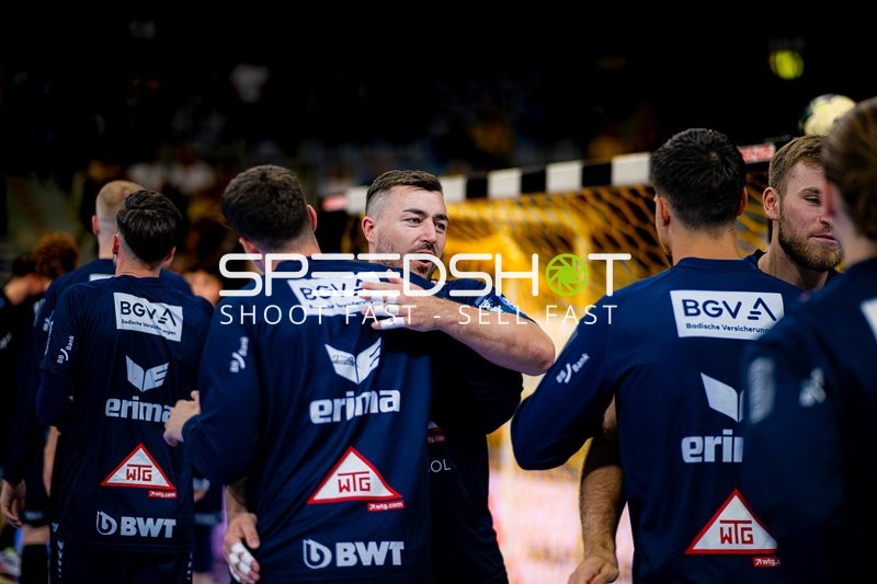 Spieler feiern gemeinsamen Sieg