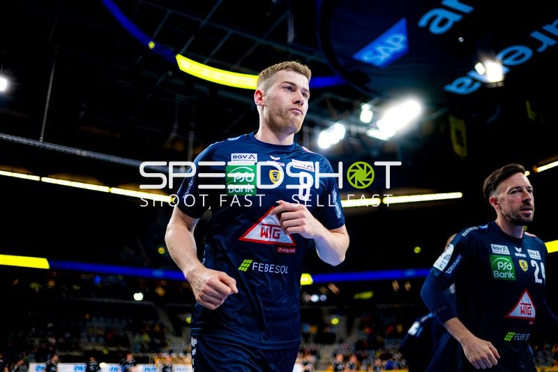 Spieler laufen aufs Spielfeld