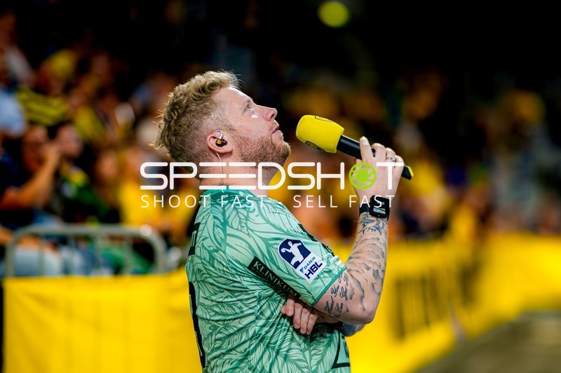 Moderator spricht ins Mikrofon