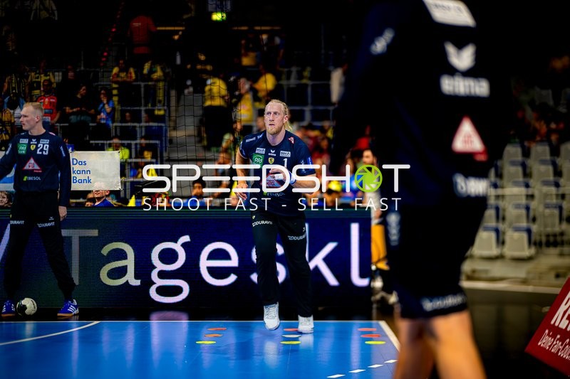 Torhüter prellt den Ball