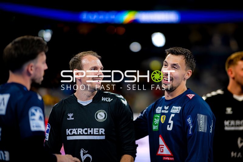 Spieler feiern gemeinsamen Sieg