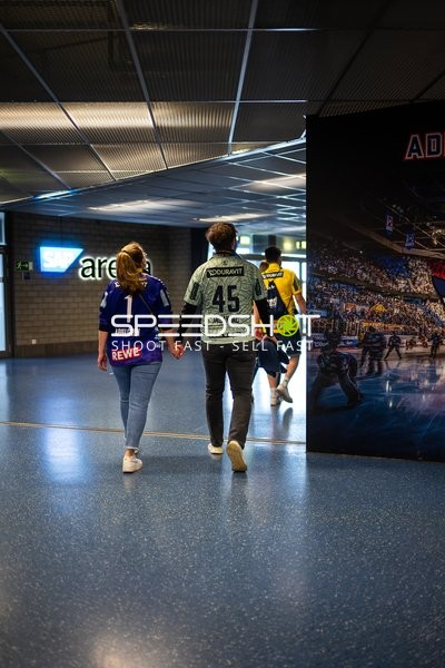 Spieler gehen gemeinsam durch Arena