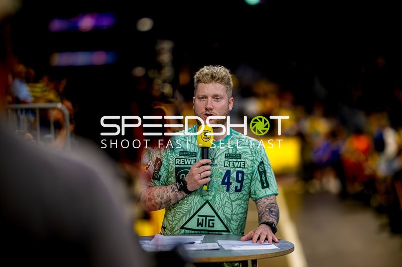 Moderator spricht beim Handball-Event