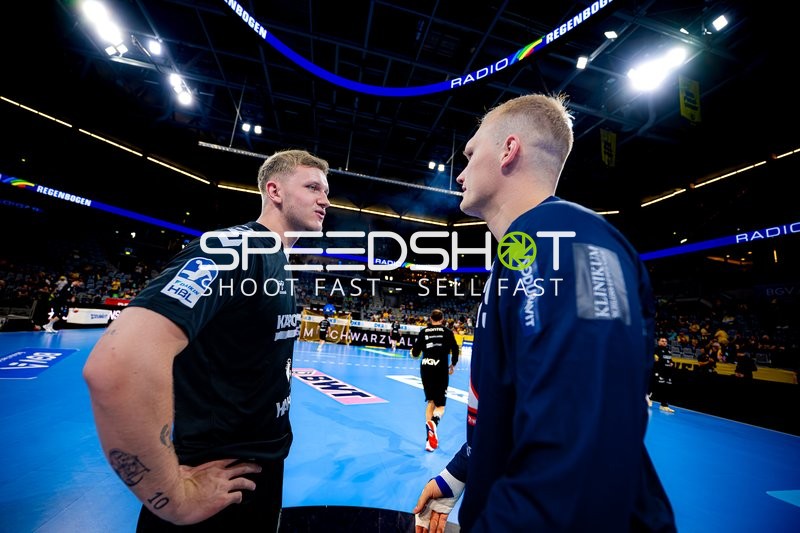 Spieler im Gespräch auf dem Spielfeld