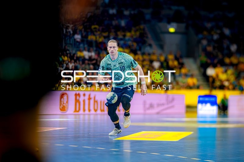 Juri Knorr prellt den Ball