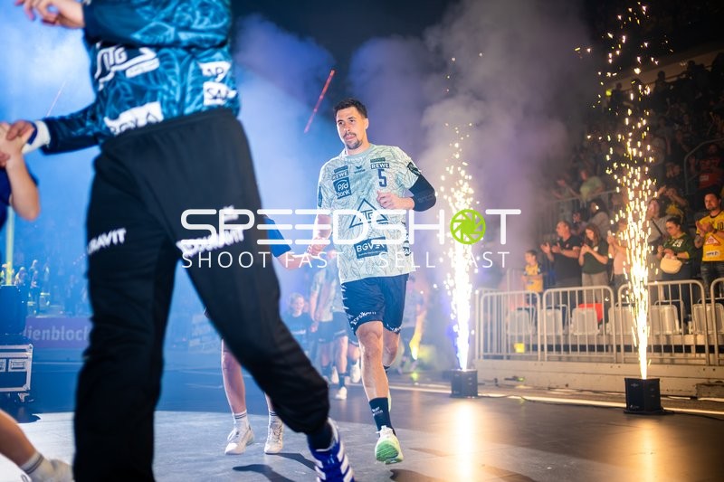 Spieler laufen ein vor jubelnden Fans