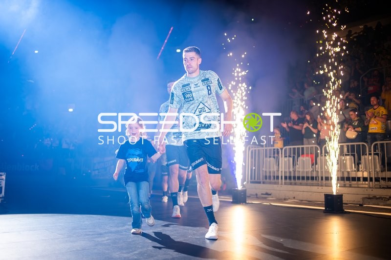 Spieler feiert vor Fans