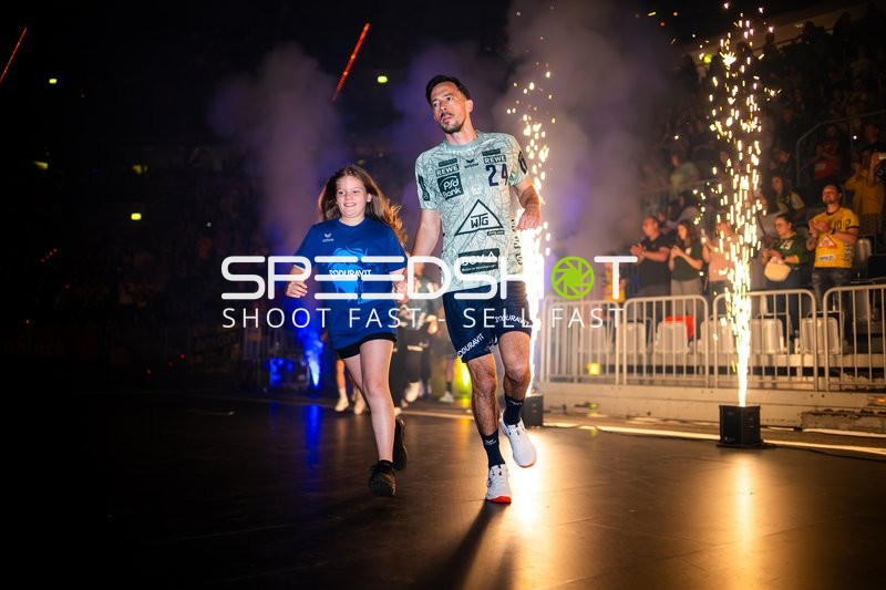 Einlauf mit Jubel und Pyrotechnik