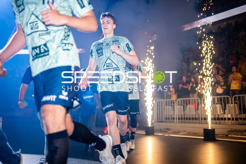 Team feiert Sieg vor Fans