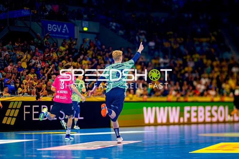 Wurf auf das Tor von Jon Lindenchrone Andersen (42; Rhein Neckar Löwen)