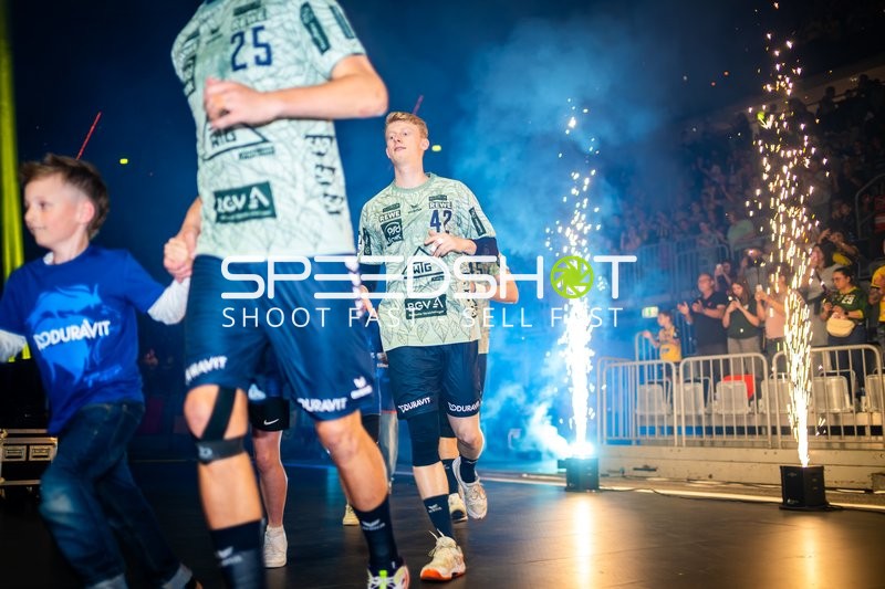 Spieler feiert vor Fans