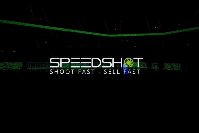 Teams betreten Spielfeld