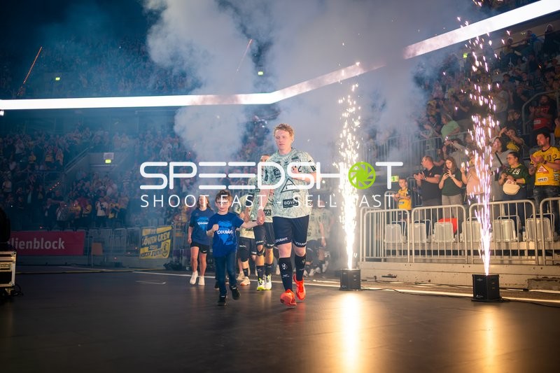 Spieler feiert vor jubelnden Fans