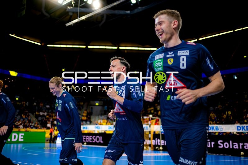 Juri Knorr prellt den Ball