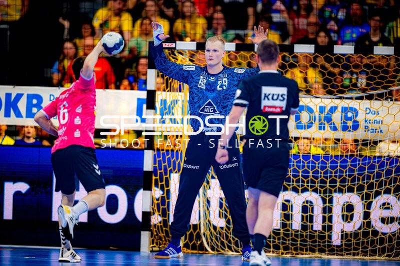 Torwart hält Wurf ab