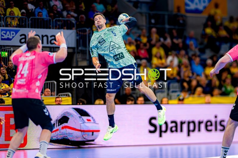 Wurf auf das Tor von Ivan Martinović (5; Rhein Neckar Löwen)