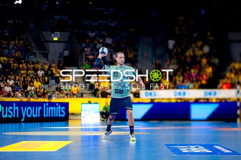 Wurf auf das Tor von Olle Forsell-Schefvert (25; Rhein Neckar Löwen)