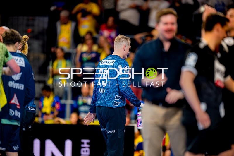 Spieler am Spielfeldrand mit Trinkflasche