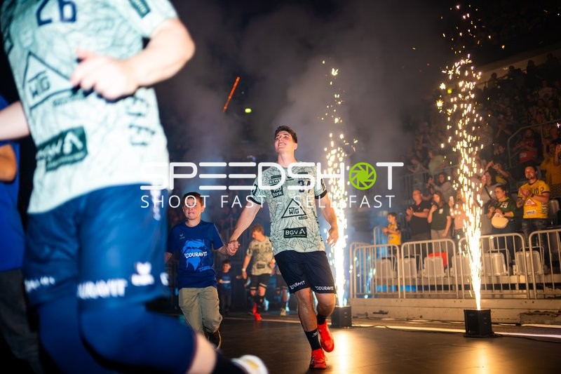 Spieler feiert vor jubelnden Fans