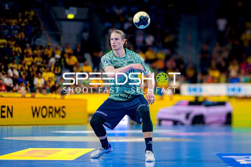 Wurf von Juri Knorr (10; Rhein Neckar Löwen)