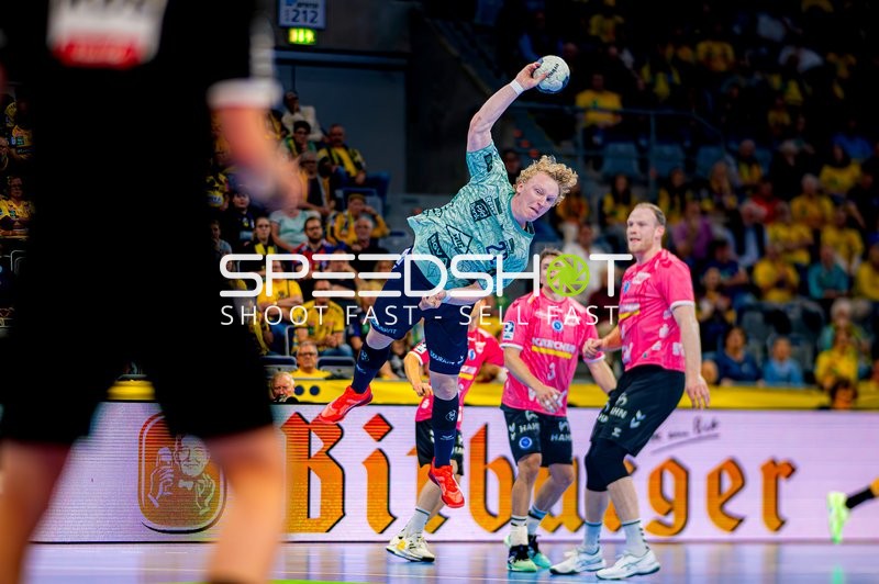 Wurf auf das Tor durch Gustav Davidsson (22; Rhein Neckar Löwen)