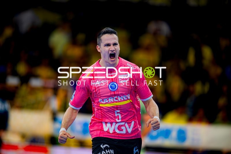 Jorge Serrano (5, TVB 1898 Stuttgart) jubelt