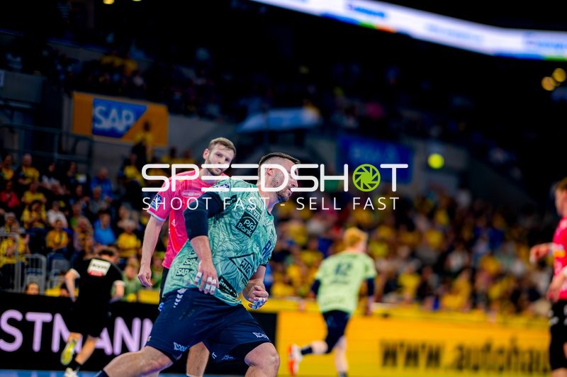 Spieler läuft mit Ball vorbei