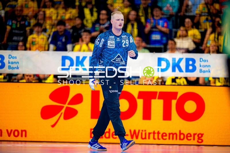 Torwart David Späth (29; Rhein Neckar Löwen) am Ball