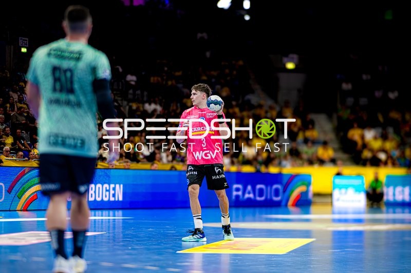 Spieler mit Ball am Dribbeln