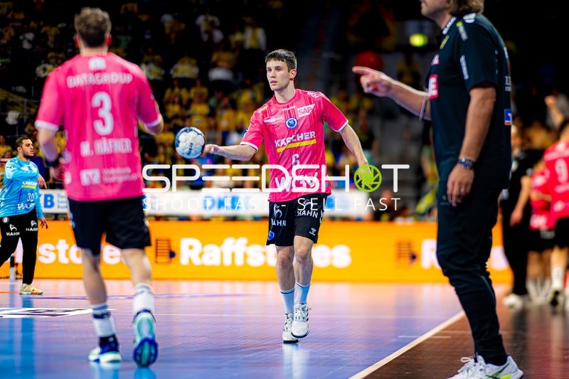 Spieler passt den Ball