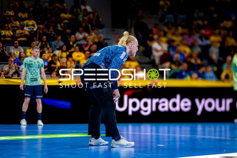 Torwart in Abwehrhaltung