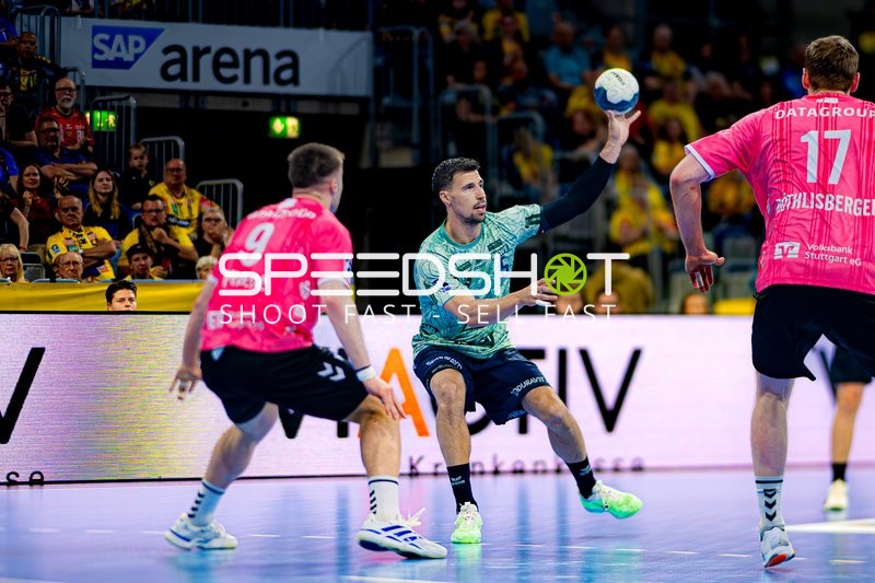 Wurf auf das Tor durch Spieler Nr. 5