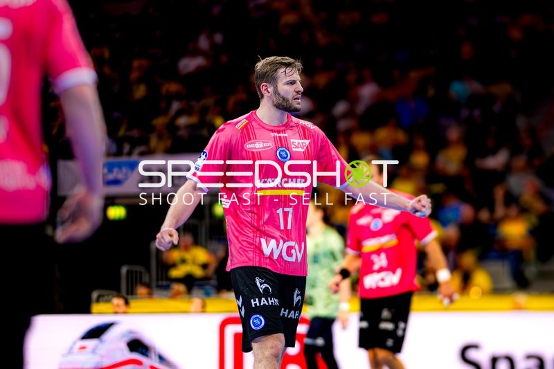 Spieler gestikuliert kommunikativ