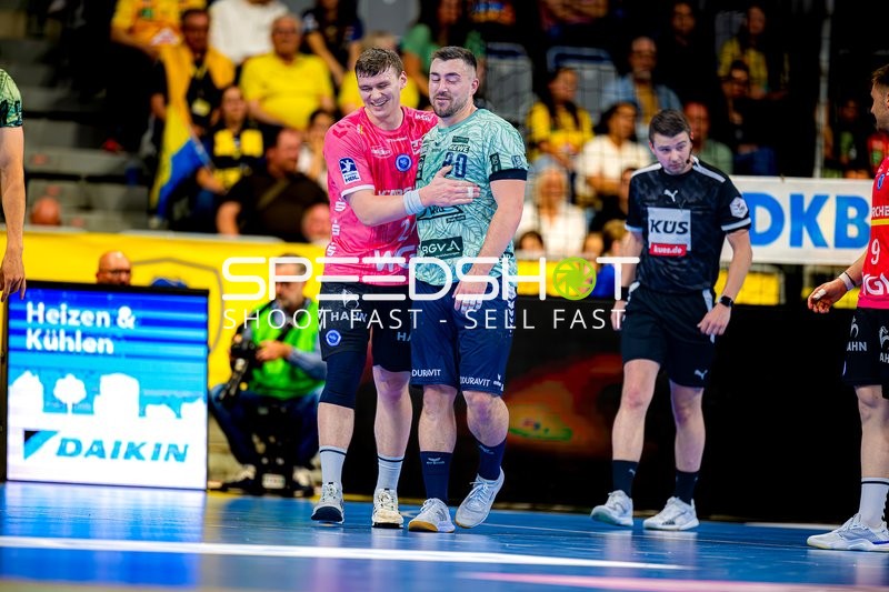 Spieler feiern gemeinsamen Sieg