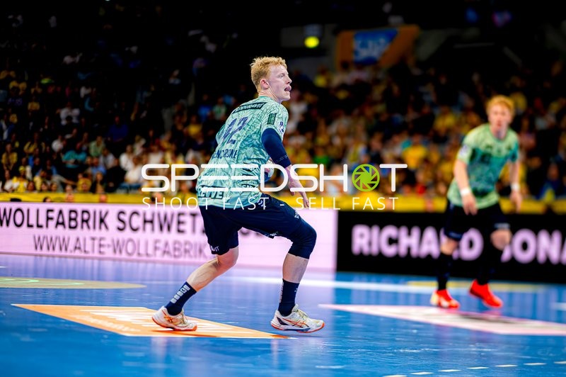 Spieler prellt den Ball