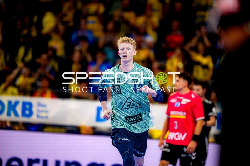 Spieler läuft auf dem Feld