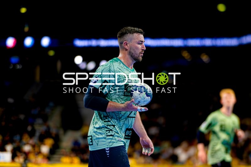 Jannik Kohlbacher prellt den Ball