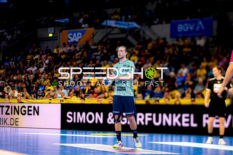 Ballübergabe durch Olle Forsell-Schefvert (25; Rhein Neckar Löwen)