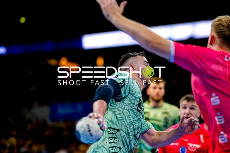 Wurf auf das Tor von Jannik Kohlbacher (80; Rhein Neckar Löwen)