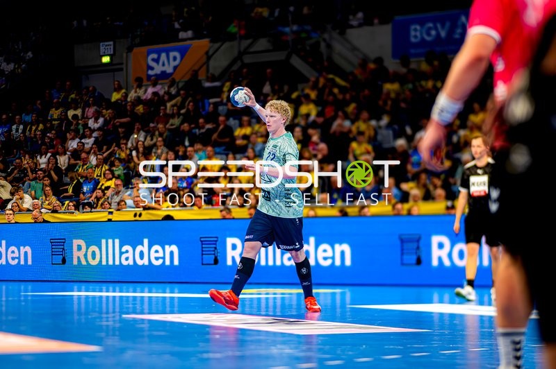 Davidsson prellt den Ball