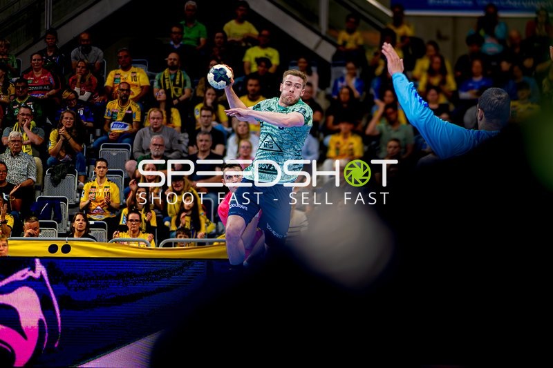 Wurf auf das Tor von Tim Nothdurft (8; Rhein Neckar Löwen)