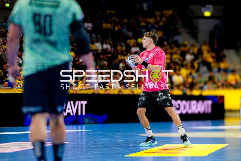 Spieler passt den Ball